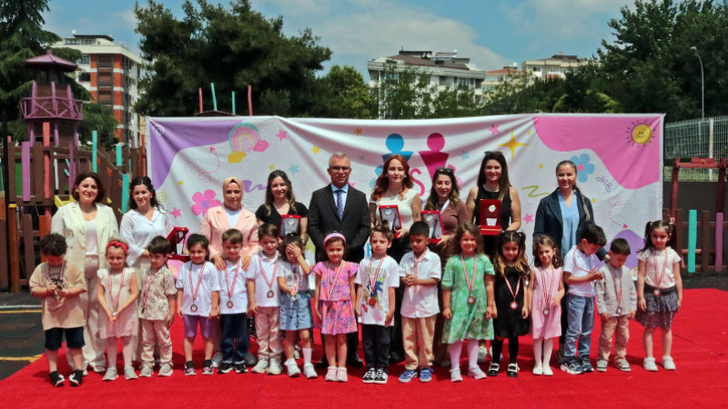 Minik sanatçılar sergi açtı