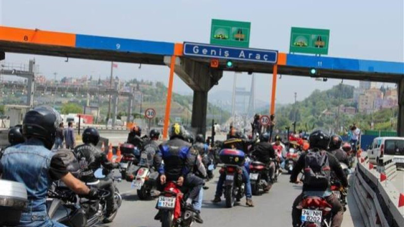 Motosiklet trafikte otomobili solladı