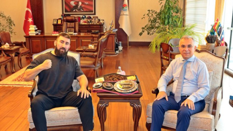 ALTIN KEMERLİ MİLLİ BOKSÖRDEN TİRYAKİ’YE ZİYARET