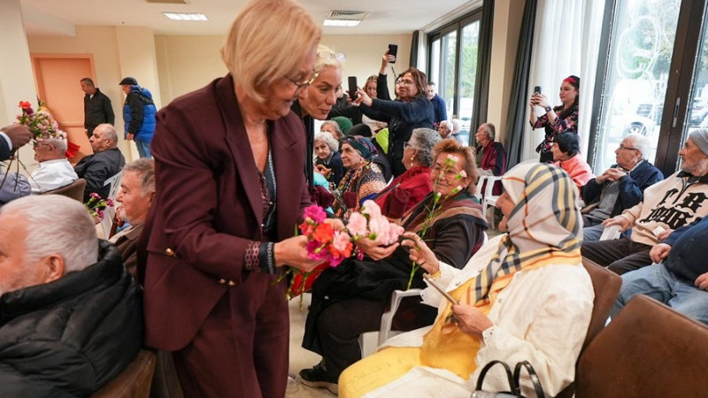 Huzurevi sakinlerine yeni yıl ziyareti