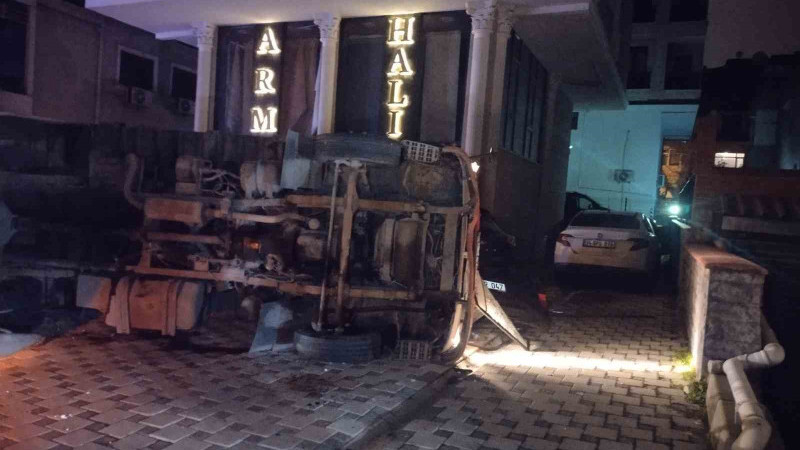 KAMYONET OTOMOBİLİN ÜZERİNE DEVRİLDİ