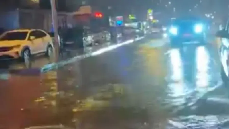 MALTEPE’DE SAĞANAK YOLLARI GÖLE ÇEVİRDİ