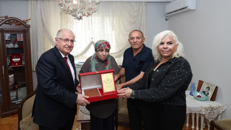 Güler Maltepe’de esnaf ve şehit ailesiyle buluştu